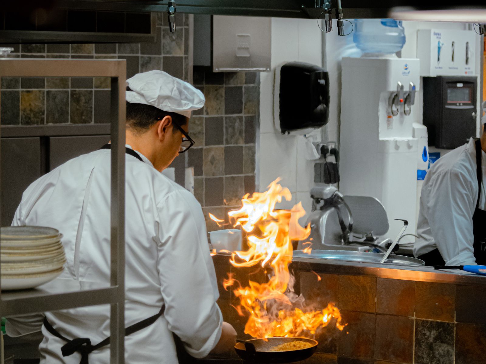 Gastronomie, Koch flambiert in der Küche